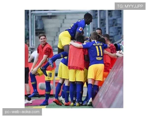 特写镜头：门兴格拉德巴赫门将冲出禁区完成关键拦截，数据面板瞬间刷新