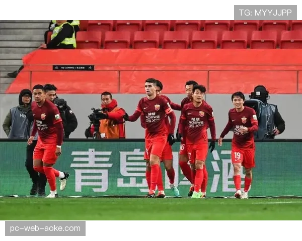 中超第二轮:上海海港3-0完胜深圳队,奥斯卡两传一射主导比赛。 中超第二轮:上海海港3-0完胜深圳队,奥斯卡两传一射主导比赛。