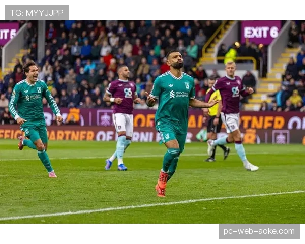 足球与法律:球员在禁区内故意卧草拖延时间是否应得黄牌引争议 足球与法律:球员在禁区内故意卧草拖延时间是否应得黄牌引争议